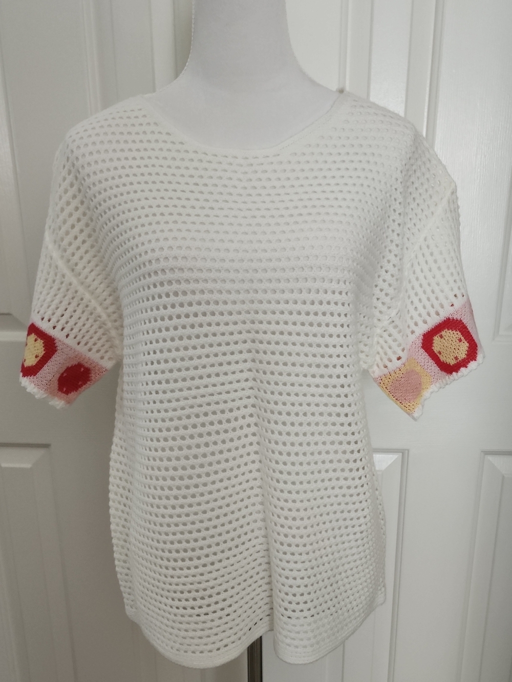 belk White Crochet Knit Scoop Neck Sweater with Pink & Red Accent